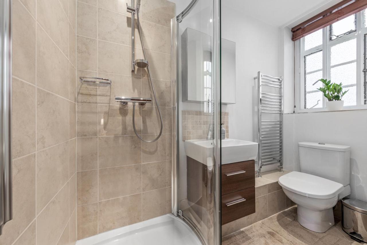 The Mayfair Large Snug Лондон Экстерьер фото