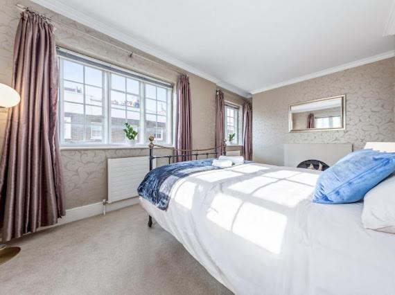 The Mayfair Large Snug Лондон Экстерьер фото